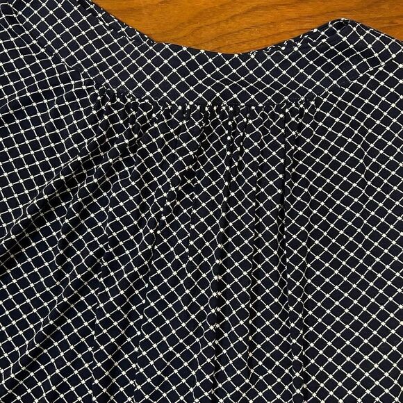 Ann Taylor XS navy and white print top‎ - Picture 2 of 9